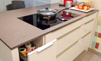 design-kueche-kuechenblock-granit-weiss-berbel-dunstabzug-bunt-75_thumb