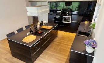design-kueche-schwarz-hochglanz-exklusiv-led-miele-berbel-neff-70_thumb