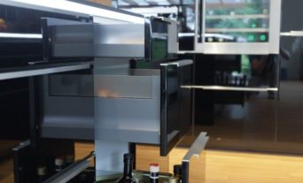 design-kueche-schwarz-hochglanz-exklusiv-led-miele-berbel-neff-92_thumb