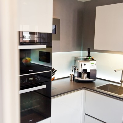 designkueche-hochglanz-weiss-fernseher-keramik-glas_12