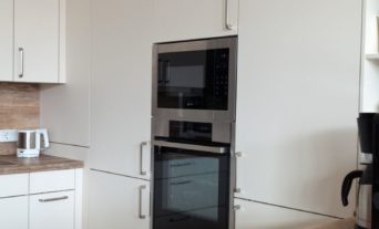 gewerbekueche-weiss-holz-arbeitsplatte-krankenhauskueche_023_th