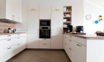 gewerbekueche-weiss-holz-arbeitsplatte-krankenhauskueche_032_th