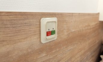 gewerbekueche-weiss-holz-arbeitsplatte-krankenhauskueche_045_th