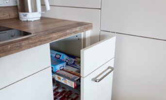 gewerbekueche-weiss-holz-arbeitsplatte-krankenhauskueche_067_th