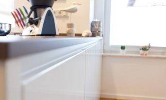 granit-kueche-weiss-design-miele-kuechengeraete-neff_074_th