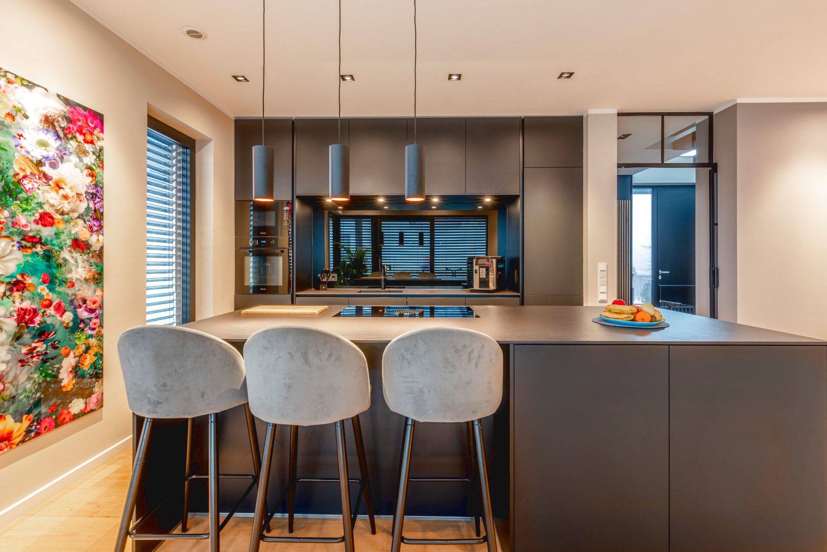 Grifflose Kueche Raumhoher Planung Schwarz Mattlack Keramik Arbeitsplatte Glasrueckwand Miele Bora 12