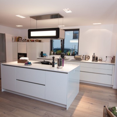 grifflose-kueche-weiss-kochinsel-design-berbel-liebherr_90