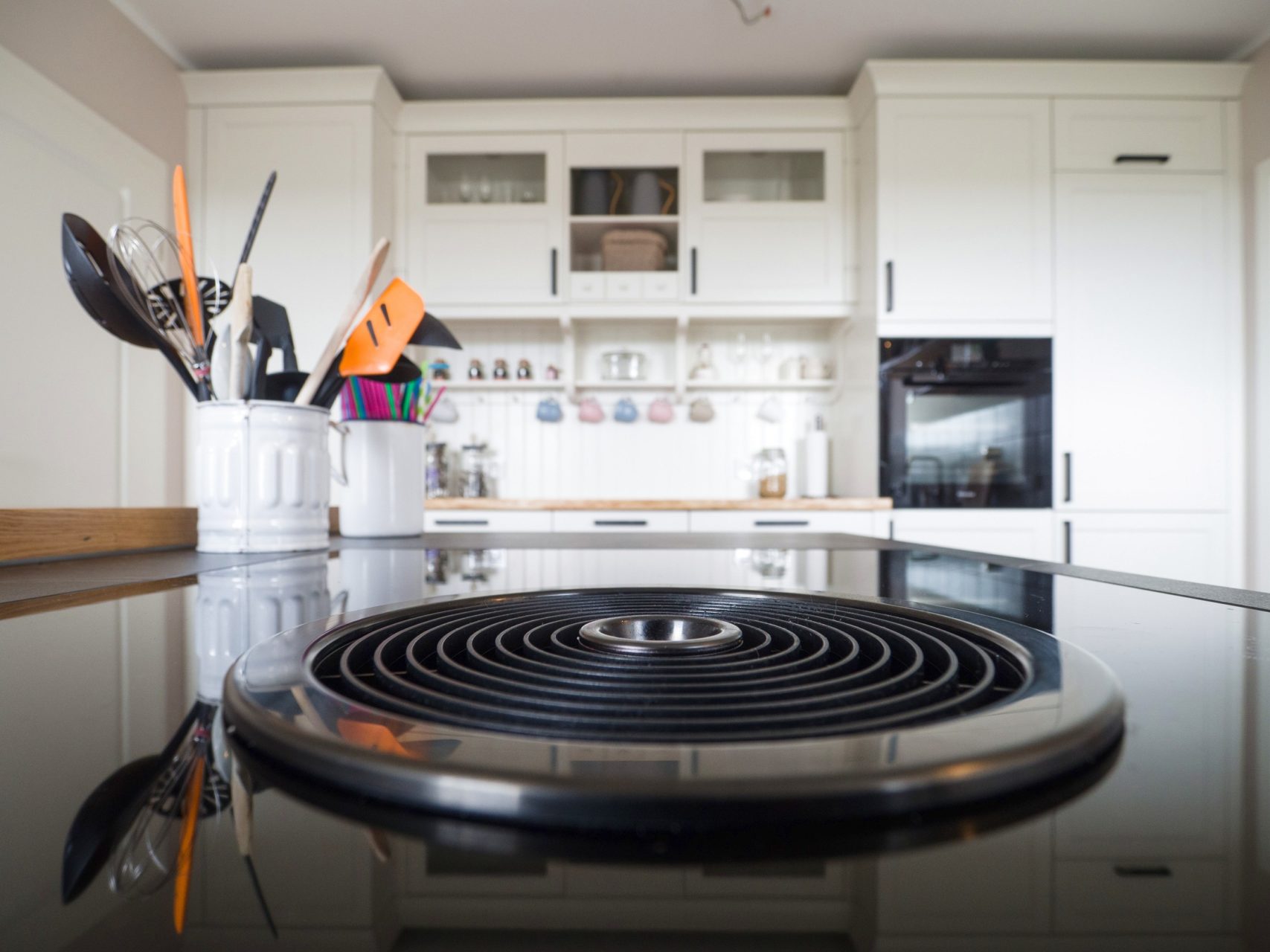 Häcker Landhausküche Esche Weiß mit Eiche Board und Miele Elektrogeräten +  Bora Kochfeld in Dekton Arbeitsplatte - Küchenhaus Thiemann  Overath/Vilkerath