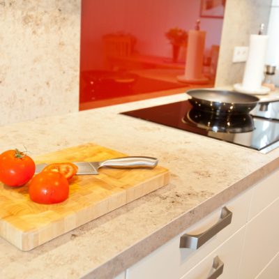 resopal arbeitsplatte und rückwand klassik-kueche-haecker-modern-weiss-holz-glasrueckwand_37