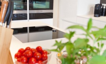 kochinsel-weiss-hochglanz-kueche-design-grifflos_24