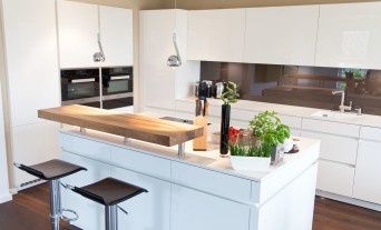 kochinsel-weiss-hochglanz-kueche-design-grifflos_28