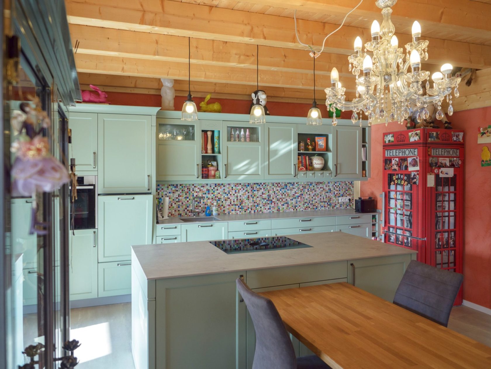 Offene Wohnküche im Landhausstil mit Kochinsel und Bora Kochfeld sowie