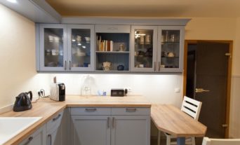 landhaus-kueche-blau-holz-furnier-exklusiv-23_thumb
