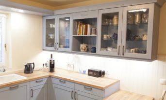 landhaus-kueche-blau-holz-furnier-exklusiv-4_thumb