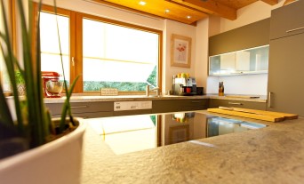 landhaus-kueche-klassik-granit-naturstein-holz_39