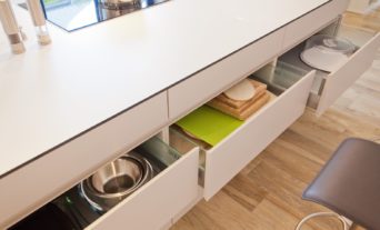 leicht-kueche-grau-grifflos-kochinsel-84_thumb