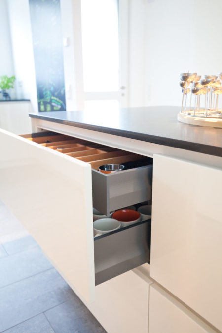 Moderne Hochglanz-Küche in weiß mit Kücheninsel, Bora Kochfeld und NEFF