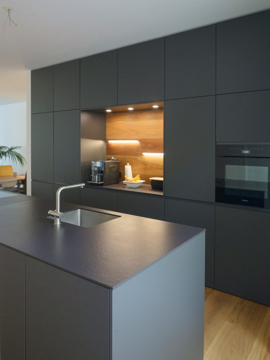 Parkett in Offene & Overath/Vilkerath + in gefertigt Miele Bora Dekton Küchenhaus kundeneigenem Nischenrückwand aus Keramikarbeitsplatte grifflos Wohnküche mit eigener carbongrau Thiemann Schreinerei Eiche Kochfeld - mit Einbaugeräte