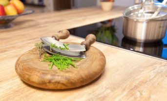 weiss-holz-kueche-griff-kochinsel-induktion_015_thumb