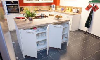 weiss-holz-kueche-griff-kochinsel-induktion_024_thumb