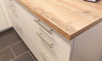 weiss-holz-kueche-griff-kochinsel-induktion_025_thumb