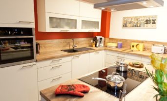 weiss-holz-kueche-griff-kochinsel-induktion_147_thumb