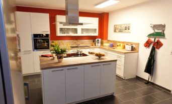 weiss-holz-kueche-griff-kochinsel-induktion_151_thumb