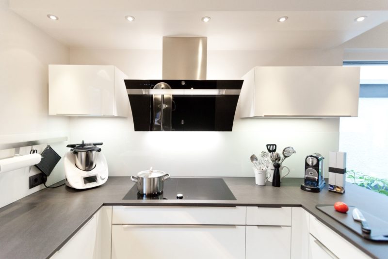 zeitlose-haecker-kueche-weiss-granit-arbeitsplatte-berbel-dunstabzug